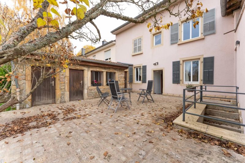 Village house with 6 rooms to sell in Mensdorf