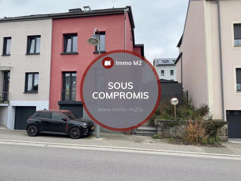 Semi-detached house with 3 rooms to sell in Wecker