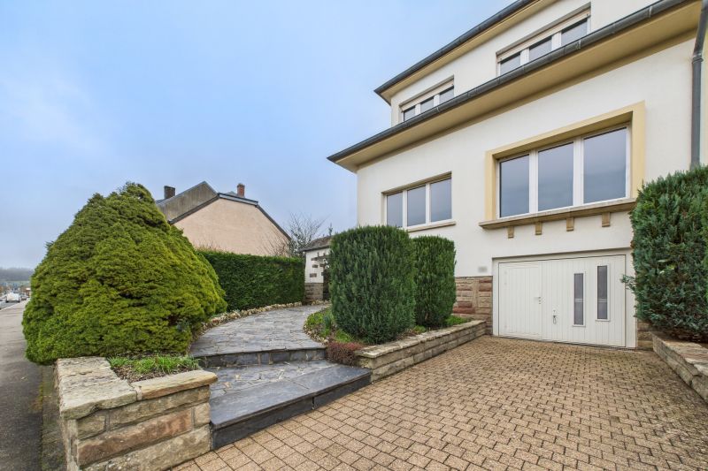 Semi-detached house with 4 rooms to sell in Helmdange